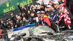 Alonso y sus compa&ntilde;eros del Cadillac 10 celebrando la victoria de Daytona. 