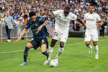 Real Madrid's French defender Ferland Mendy (C) attemts to advance the ball against Club America's Mexican defender Jorge Sanchez (L) during the first half of the international friendly football match between Real Madrid and Club America at Oracle Park stadium in San Francisco, California, July 26, 2022. (Photo by CHRIS TUITE / AFP)
