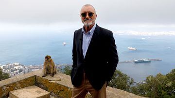 GRAFAND2359. GIBRALTAR, 21/09/2021.- El escritor Arturo Pérez-Reverte, con la bahía de Algeciras al fondo, ha presentado hoy en Gibraltar su novela "El italiano", una historia ambientada en la segunda guerra mundial en la que buzos de combate italianos hundieron barcos aliados en Gibraltar y la bahía de Algeciras. EFE/A.Carrasco Ragel