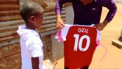 Lawrence Masira, un ni&ntilde;o keniano admirador de Mesut &Ouml;zil, al recibir de &eacute;l una camiseta del Arsenal