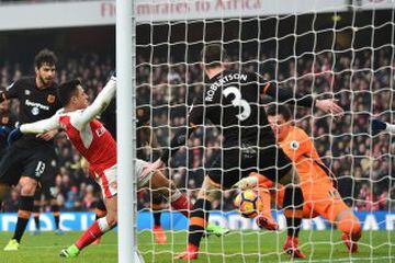 Arsenal's Chilean striker Alexis Sanchez (2nd L) has his shot saved by Hull City's Swiss goalkeeper Eldin Jakupovic (R) in the build-up to the opening goal of the English Premier League football match between Arsenal and Hull City at the Emirates Stadium in London on February 11, 2017.  / AFP PHOTO / Glyn KIRK / RESTRICTED TO EDITORIAL USE. No use with unauthorized audio, video, data, fixture lists, club/league logos or 'live' services. Online in-match use limited to 75 images, no video emulation. No use in betting, games or single club/league/player publications.  / 