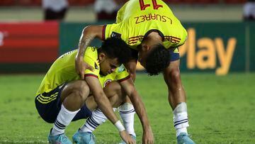 Luis Suárez consolando a Luis Díaz tras la eliminación de la Selección Colombia pese al triunfo sobre Venezuela.