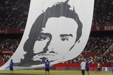 Mosaico de los aficionados sevillistas con la cara de Antonio Puerta en el Sánchez Pizjuán. 