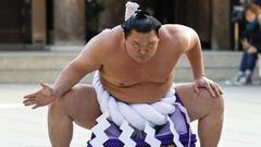 El Yokozuna o gran campe&oacute;n de sumo Hakuho Sho, durante un ritual en el Meiji-Jingu Shrine de Tokio en 2018.