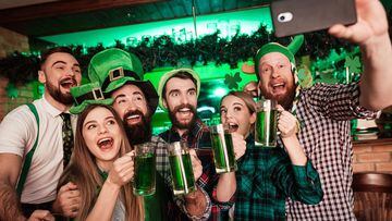 Amigos celebrando el St. Patrick&#039;s Day v&iacute;a Getty Images.
