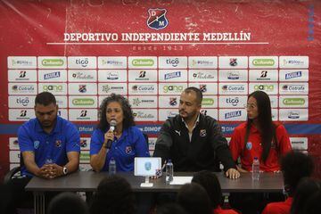 Daniel Ossa, presidente del DIM y Liliana Zapatra, presidenta de Formas Intimas fueron los encargados de presentar la plantilla del equipo para esta Liga Femenina 2022.