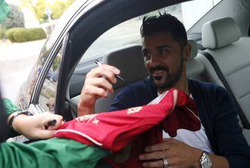 David Villa signs autographs on his arrival in Las Rozas.