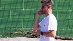 Mikel Matija sigue los entrenamientos del primer equipo permanente pendiente del teléfono.
