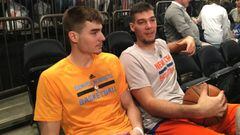 Juancho Hernang&oacute;mez habla con su hermano Willy en el Madison antes del Knicks-Nuggets.
