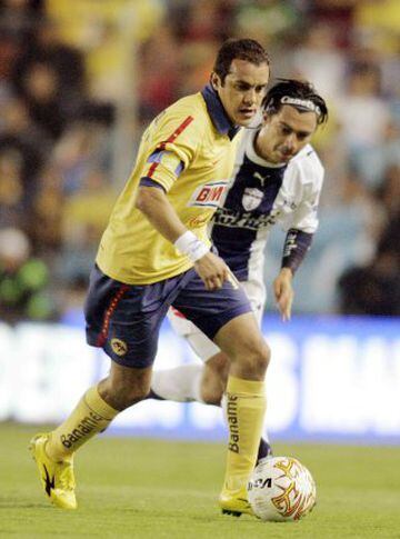 Cuahtémoc Blanco debutó en 1992 bajo los colores de América, también formó parte de equipos como Veracruz, Real Valladolid, Chicago Fire, entre otros. Se retiró en Clausura 2015.