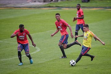 La Selección Colombia realizó su segunda práctica en El Campín, previo al partido de despedida y viaje a Milán. En el entrenamiento hubo dos grupos: uno haciendo trabajo defensivo y otro trabajo en ataque.