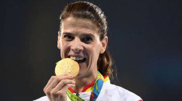 La saltadora Ruth Beitia se convierte en la primera mujer española campeona olímpica de atletismo al quedarse con el oro en el Salto de Altura.