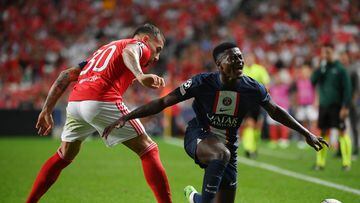 Benfica's Argentinian defender Nicolas Otamendi (L) vies with Paris Saint-Germain's Portuguese defender Nuno Mendes during the UEFA Champions League 1st round day 3 group H football match between SL Benfica and Paris Saint-Germain, at the Luz stadium in Lisbon on October 5, 2022. (Photo by FRANCK FIFE / AFP)