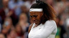 Serena Williams se lamenta tras su abandono por lesi&oacute;n durante su partido ante Aliaksandra Sasnovich en Wimbledon de 2021.