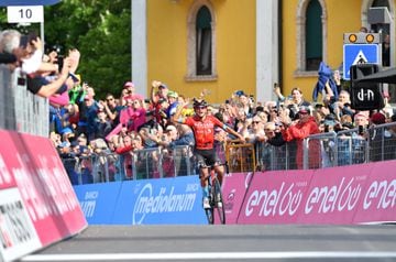 Santaigo Buitrago se exhibe en el Giro de Italia ganando la etapa número 17. Es el primer triunfo colombiano en esta edición 2022.