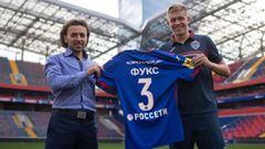 Bruno Fuchs posa con la camiseta del CSKA de Mosc&uacute; durante su presentaci&oacute;n con el equipo ruso.