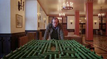 En 1980, Stanley Kubrick decide adentrarse en el género de terror y adaptar El resplandor, novela de Stephen King. Nicholson interpreta a Jack Torrance, un escritor que acepta el cargo de vigilante en un hotel de alta montaña. Pese a que su actuación no tuvo recompensa en los Oscar, se acabaría convirtiendo en uno de sus trabajos más recordados.