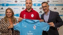 Presentación del nuevo jugador del Celta de Vigo Mihailo Riscic, junto a la consejera del equipo y el coordinador deportivo, Mª José Táboas y Juan Carlos Calero respectivamente, este miércoles, en Balaídos.
