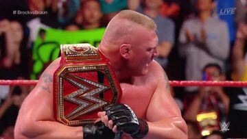 Brock Lesnar celebra su victoria en Summerslam