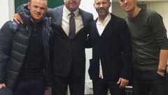El gerente creativo de WWE, Triple H junto a las estrellas del balompié del Manchester United.