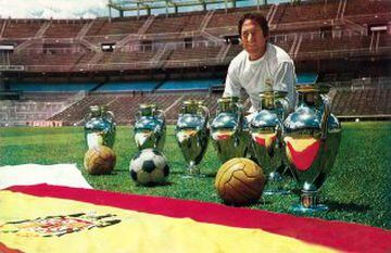 Gento posando con las seis Copas de Europa del Real Madrid. Fue el jugador con más títulos de la historia del Real Madrid (23) hasta que llegó Marcelo, ya en el nuevo siglo.