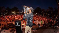 Carlos Vela festejó el título de LAFC y cumplió su promesa: “Aquí está el pinche trofeo”