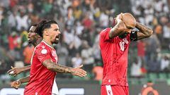Equatorial Guinea's forward #10 Emilio Nsue (R) reacts to a missed penalty during the Africa Cup of Nations (CAN) 2024 round of 16 football match between Equatorial Guinea and Guinea at the Alassane Ouattara Stadium in Ebimpe, Abidjan, on January 28, 2024. (Photo by Issouf SANOGO / AFP)