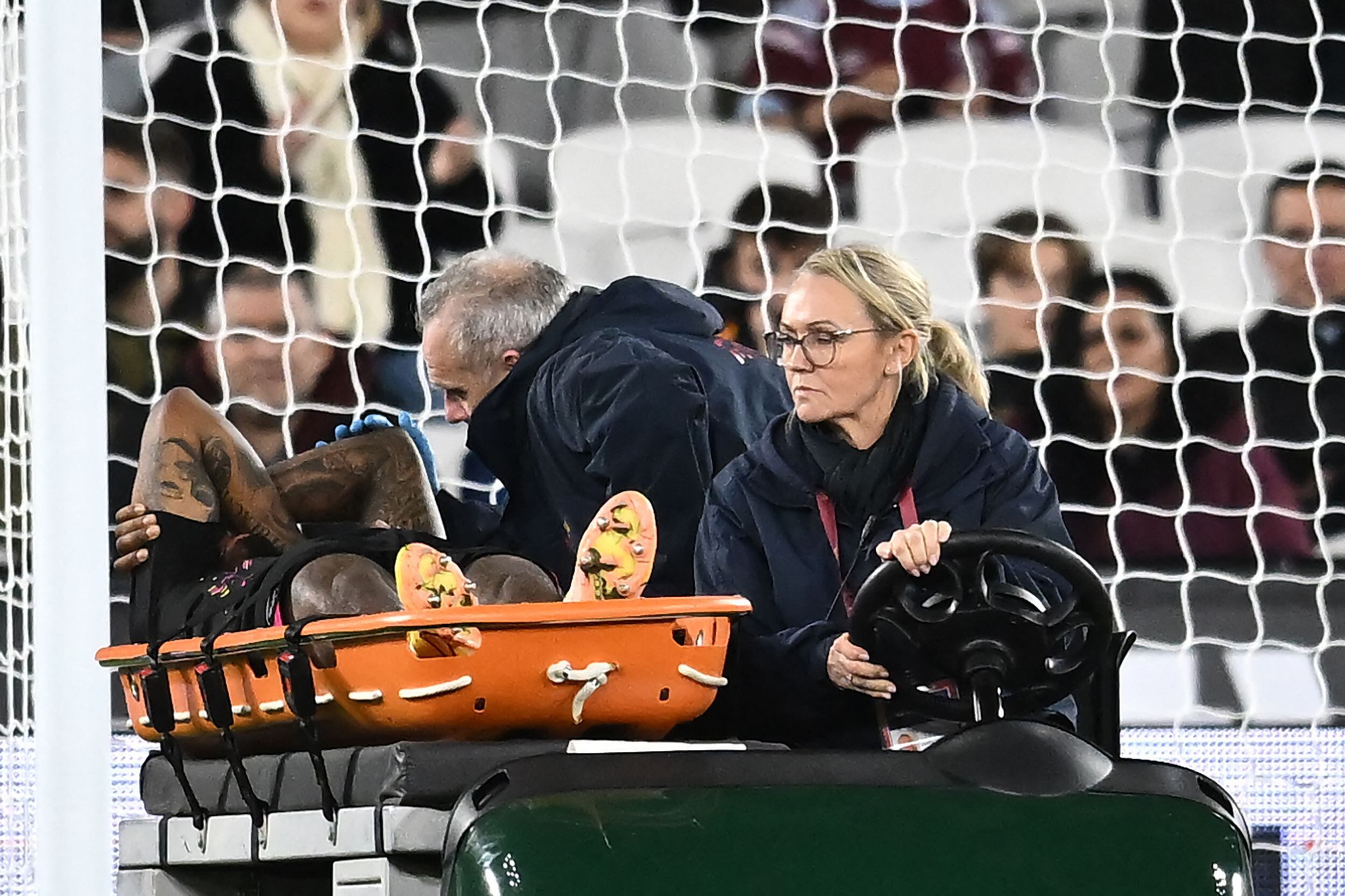 Brentford's English striker Ivan Toney is evacuated on a stretcher during the English Premier League football match between West Ham United and Brentford at the London Stadium, in London on December 30, 2022. (Photo by Ben Stansall / AFP) / RESTRICTED TO EDITORIAL USE. No use with unauthorized audio, video, data, fixture lists, club/league logos or 'live' services. Online in-match use limited to 120 images. An additional 40 images may be used in extra time. No video emulation. Social media in-match use limited to 120 images. An additional 40 images may be used in extra time. No use in betting publications, games or single club/league/player publications. / 