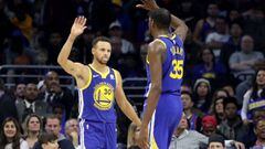 PHILADELPHIA, PA - NOVEMBER 18: Stephen Curry #30 and Kevin Durant #35 of the Golden State Warriors celebrate during the end of the Warriors 124-116 win over the Philadelphia 76ers at Wells Fargo Center on November 18, 2017 in Philadelphia,Pennsylvania. NOTE TO USER: User expressly acknowledges and agrees that, by downloading and or using this photograph, User is consenting to the terms and conditions of the Getty Images License Agreement.   Rob Carr/Getty Images/AFP == FOR NEWSPAPERS, INTERNET, TELCOS &amp; TELEVISION USE ONLY ==