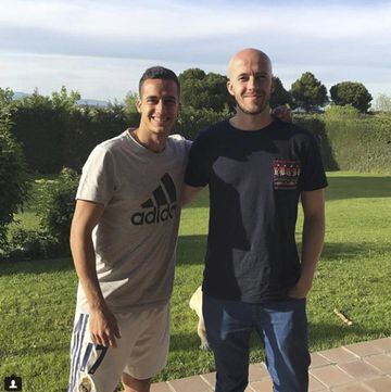 Lucas Vázquez junto a su hermano mayor Mateo en una imagen actual de su instagram. Junto a él cuando eran pequeños formaron un equipo de fútbol-sala con sus compañeros de clase y ganaban a equipos de toda Galicia.