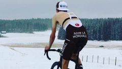 El ciclista finland&eacute;s del AG2R La Mondiale Jaakko H&auml;nninen hace rodillo en la nieve.
