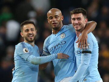 Jugadores del Manchester City celebrando el gol de Kompany ante Leicester por Premier League.