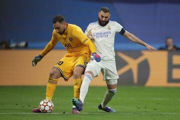 MADRID, SPAIN - MARCH 09: Karim Benzema (R) of Real Madrid CF competes for the ball with goalkeeper Gianluigi Donnarumma (L) of Paris Saint-Germain during the UEFA Champions League Round Of Sixteen Leg Two match between Real Madrid and Paris Saint-Germain
