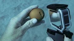 Rompiendo la c&aacute;scara de un huevo con la c&aacute;mara GoPro bajo el agua del mar, en Oahu (Haw&aacute;i, Estados Unidos).
