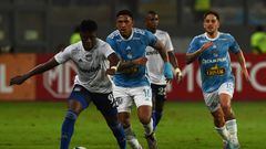 Emelec's forward Alejandro Cabeza (L) and Sporting Cristal's midfielder Jesus Castillo (R) fight for the ball during the Copa Sudamericana round of 32 knockout play-offs first leg football match between Peru's Sporting Cristal and Ecuador's Emelec at the Nacional stadium in Lima on July 12, 2023. (Photo by CRIS BOURONCLE / AFP)