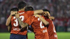 Gigliotti, Rigoni y Barco celebran uno de los cuatro goles de Independiente a Newell&#039;s.