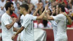 Los jugadores del Madrid celebran con Bale el gol del gal&eacute;s al Tottenham.