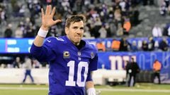 EAST RUTHERFORD, NEW JERSEY - DECEMBER 30: Eli Manning #10 of the New York Giants waves to the fans as he leaves the field following his team&#039;s 36-35 loss to the Dallas Cowboys at MetLife Stadium on December 30, 2018 in East Rutherford, New Jersey.   Steven Ryan/Getty Images/AFP == FOR NEWSPAPERS, INTERNET, TELCOS &amp; TELEVISION USE ONLY ==