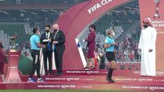 El feo desplante de un jeque qatarí a la árbitra del Mundial de Clubes que indigna a todos