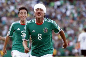 ‘La Momia’ movilizó a todo un país en torno a su vendaje. Se convirtió en un símbolo de arrojo y valentía cuando, en su afán de anotar un gol, reventó su cabeza contra la de un defensor alemán durante el partido semifinal del Mundial Sub 17 de 2011. Después de sangrar copiosamente, regresó al campo y culminó la hazaña al anotar de chilena el gol de la remontada mexicana sobre los europeos 2-3. Fue Balón de Oro del Mundial.