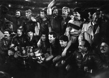 Copa del Rey 1987-1988. (30/03/88). Estadio Santiago Bernabéu. Barcelona-Real Sociedad. Los culés ganaron 1-0 con un tanto de Alesanco. Luis Aragonés fue el técnico y el en equipo de la Real Sociedad se encontraban los futuros blaugranas Jose Mari Bakero y Beguiristain.