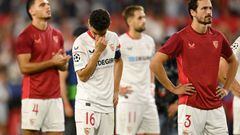Los jugadores del Sevilla se encaminan al Gol Norte a recibir el veredicto de la afición. David Ramos