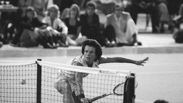 La tenista estadounidense, además de haber dominado el tenis durante el final de la década de los 60 y el inicio de los 70, pasó a la historia en 1973 al enfrentarse en un partido de exhibición con el ya retirado Bobby Riggs, que tenía 55 años, en la denominada Batalla de los Sexos. En tres sets, Jean King se impuso 6-4, 6-3 y 6-3. Ese mismo año amenazó con boicotear el Abierto de Tenis de los Estados Unidos a menos que las mujeres recibieran un premio en dinero igual al de los hombres. Su demanda fue atendida y el Abierto de los Estados Unidos se convirtió en el primer gran torneo en su tipo en ofrecer igualdad en las retribuciones.