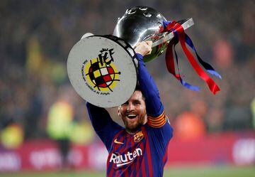 Messi displays the trophy to Camp Nou.