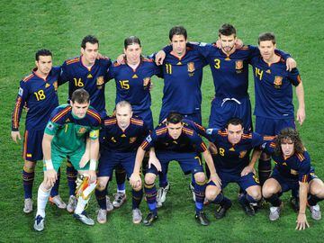 Once de España: Pedro, Sergi Busquets, Sergio Ramos, Joan Capdevila, Gerard Piqué y Xabi Alonso (arriba); Iker Casillas, Andrés Iniesta, David Villa, Xavi y Carles Puyol (abajo). 