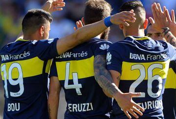 Boca Juniors' defender Gino Peruzzi (2-L), celebrates with teammates after scoring a goal against Temperley during their Argentina First Division football match at La Bombonera stadium, in Buenos Aires, on October 29, 2016. / AFP PHOTO / ALEJANDRO PAGNI