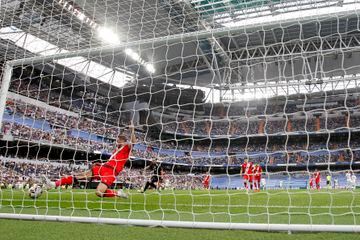 Lejeune trató de impedir el gol de Benzema, pero su esfuerzo fue en balde.
