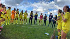 Las jugadoras del Villarreal rodean a su entrenadora Sara Monforte.