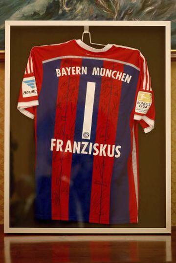 La camiseta firmada por todos los jugadores del Bayern Munich que le fue entregada como obsequio al Papa Francisco.