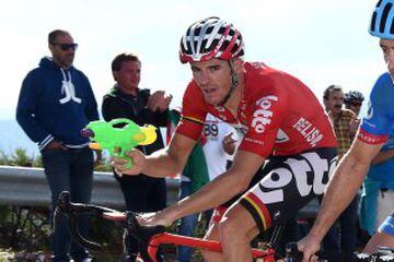 Adam Hansen y una pistola de agua en la Vuelta España 2014, terminó una etapa mojando a sus rivales. 